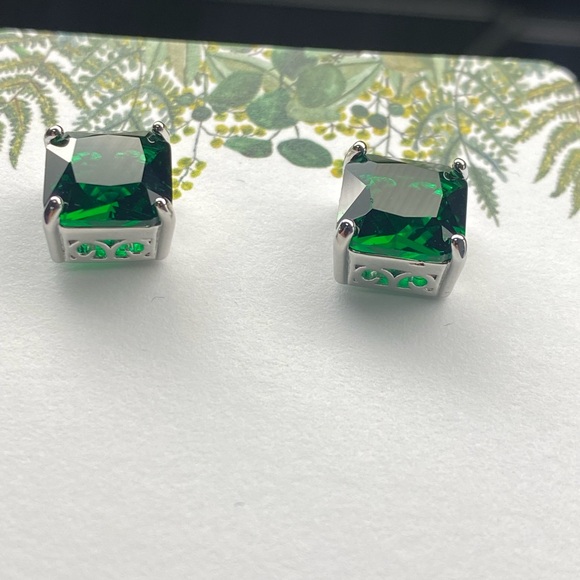 COPY - Demure square emerald green stud earrings - Picture 3 of 6